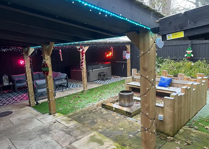 Hot Tub, Fire Pit, 4 Acre Garden, Luxury 5 Star Woodland Lodge