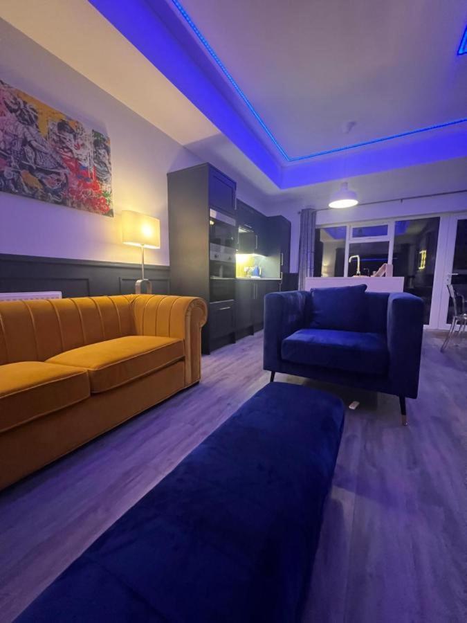 Hot Tub, Fire Pit, 4 Acre Garden, Luxury 5 Star Woodland Lodge Skegness