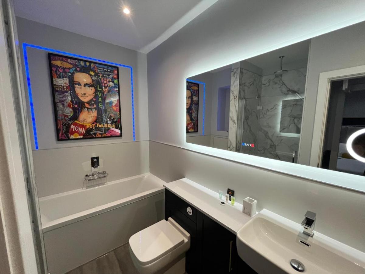 Lodge Hot Tub, Fire Pit, 4 Acre Garden, Luxury 5 Star Woodland *